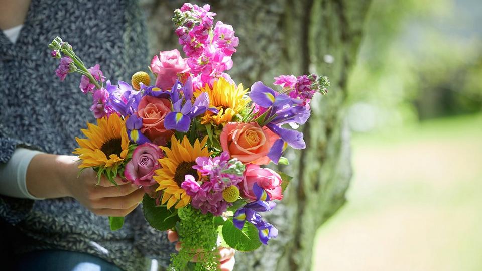 Interflora-summer-sunflower-bouquet