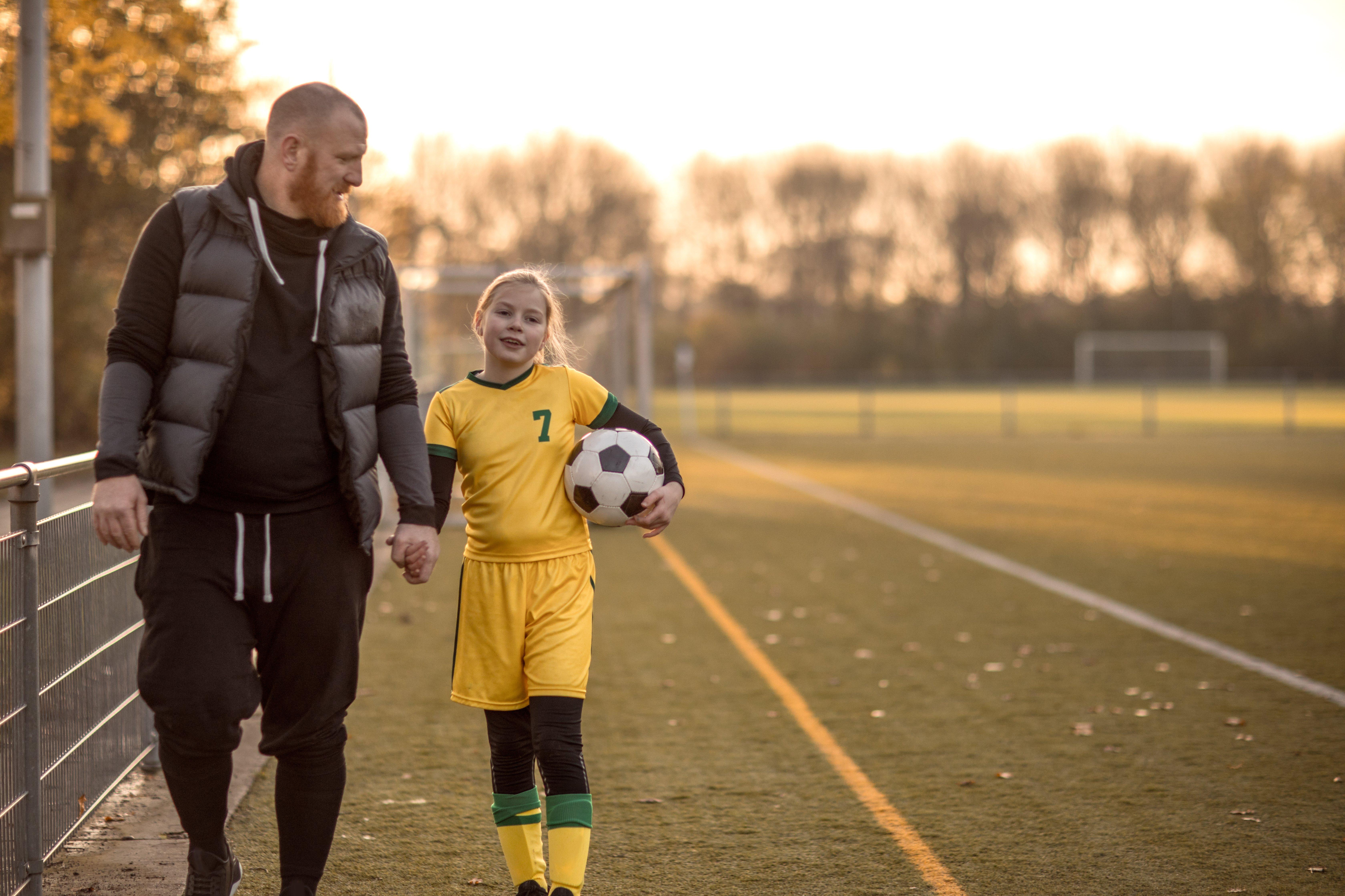 dad-daughter-football