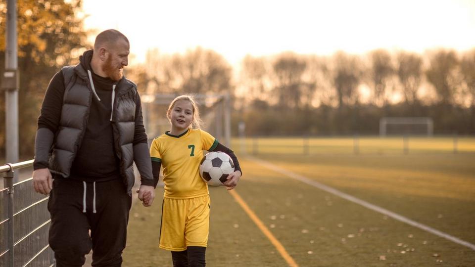 dad-daughter-football