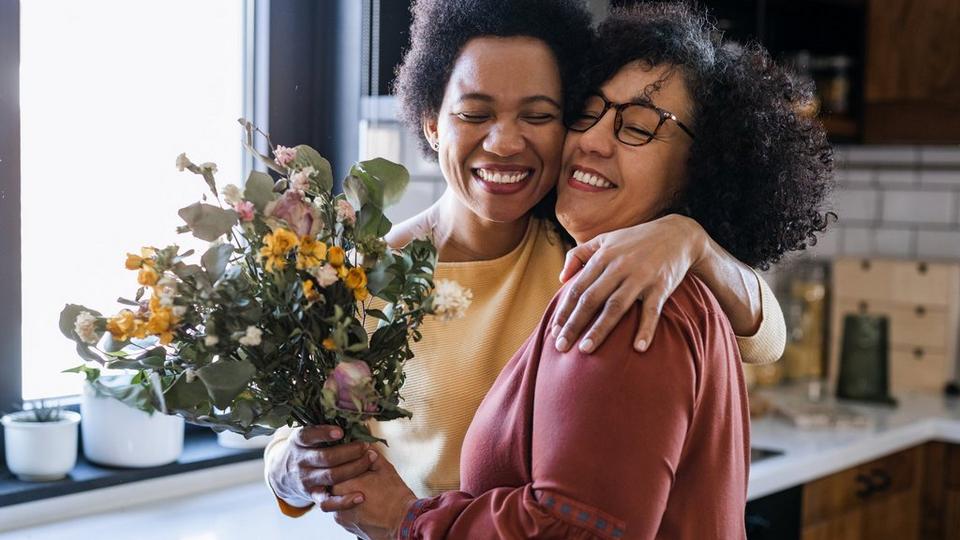 ff_couple_flowers_smiles