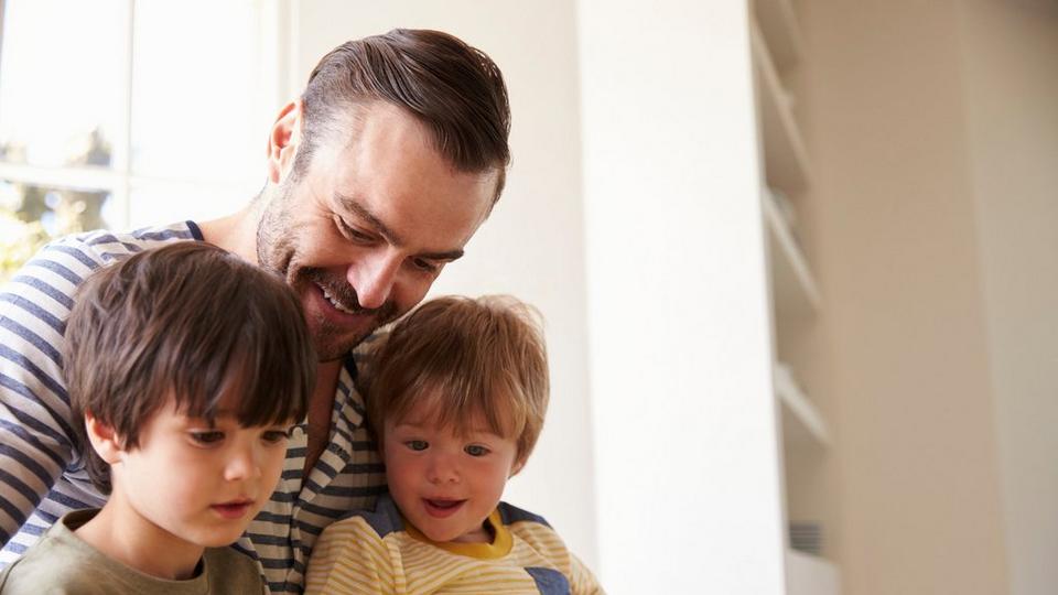 ff_father_sons_reading