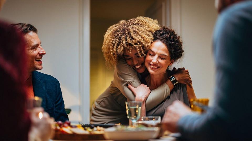 ff_friends_hug_dinner_party