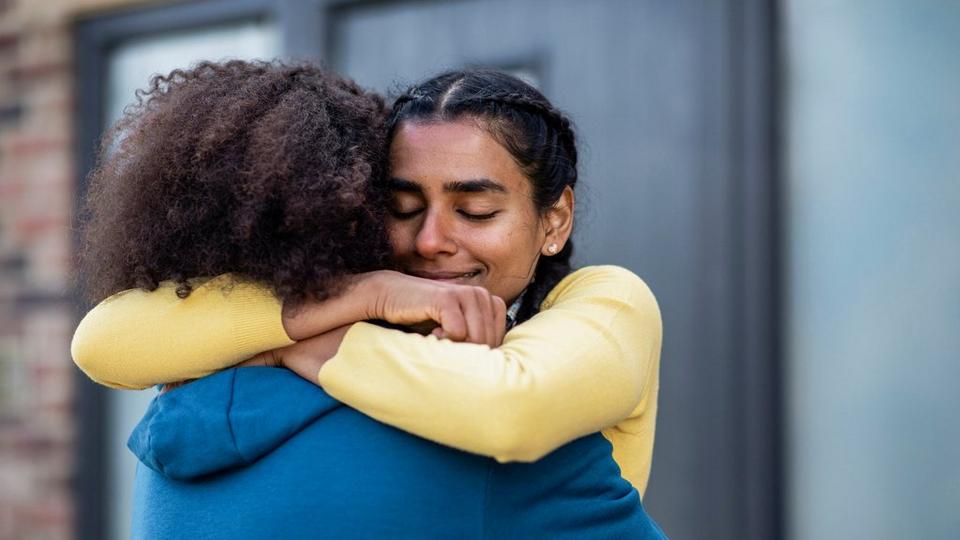 ff_friends_hugging
