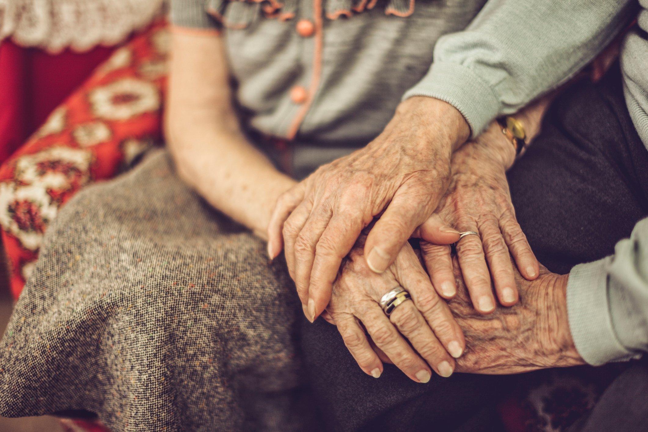 ff_golden_wedding_hands