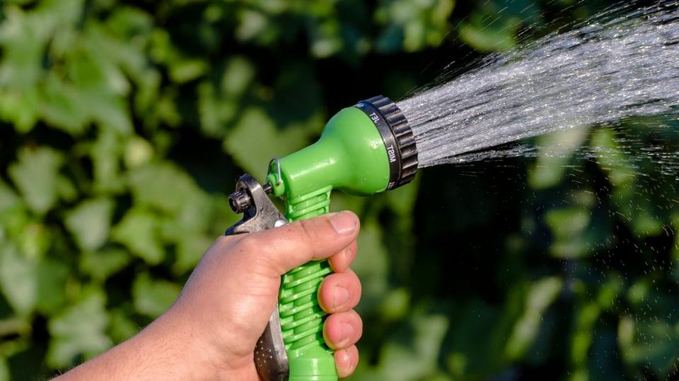 ff_spraying_water_hose
