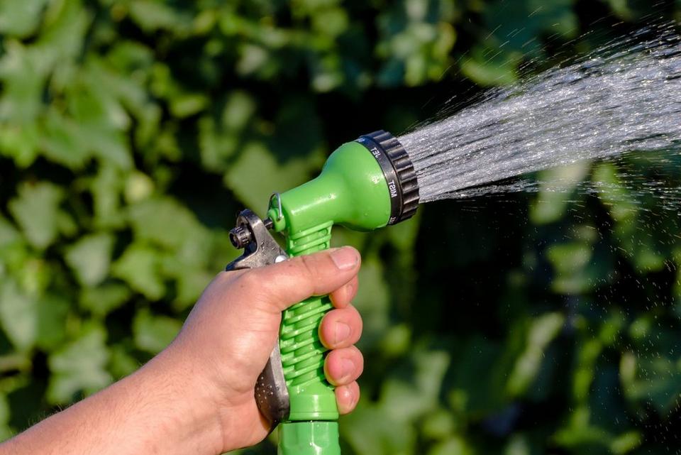 ff_spraying_water_hose