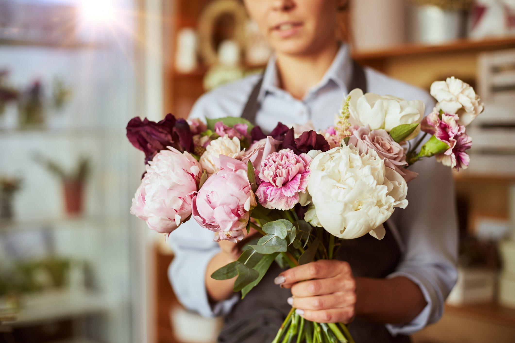 ff_white_peony_bouquet_hand_shot