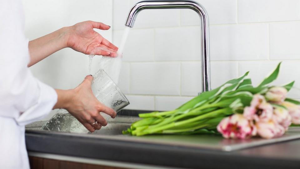 fill-vase-water-tap