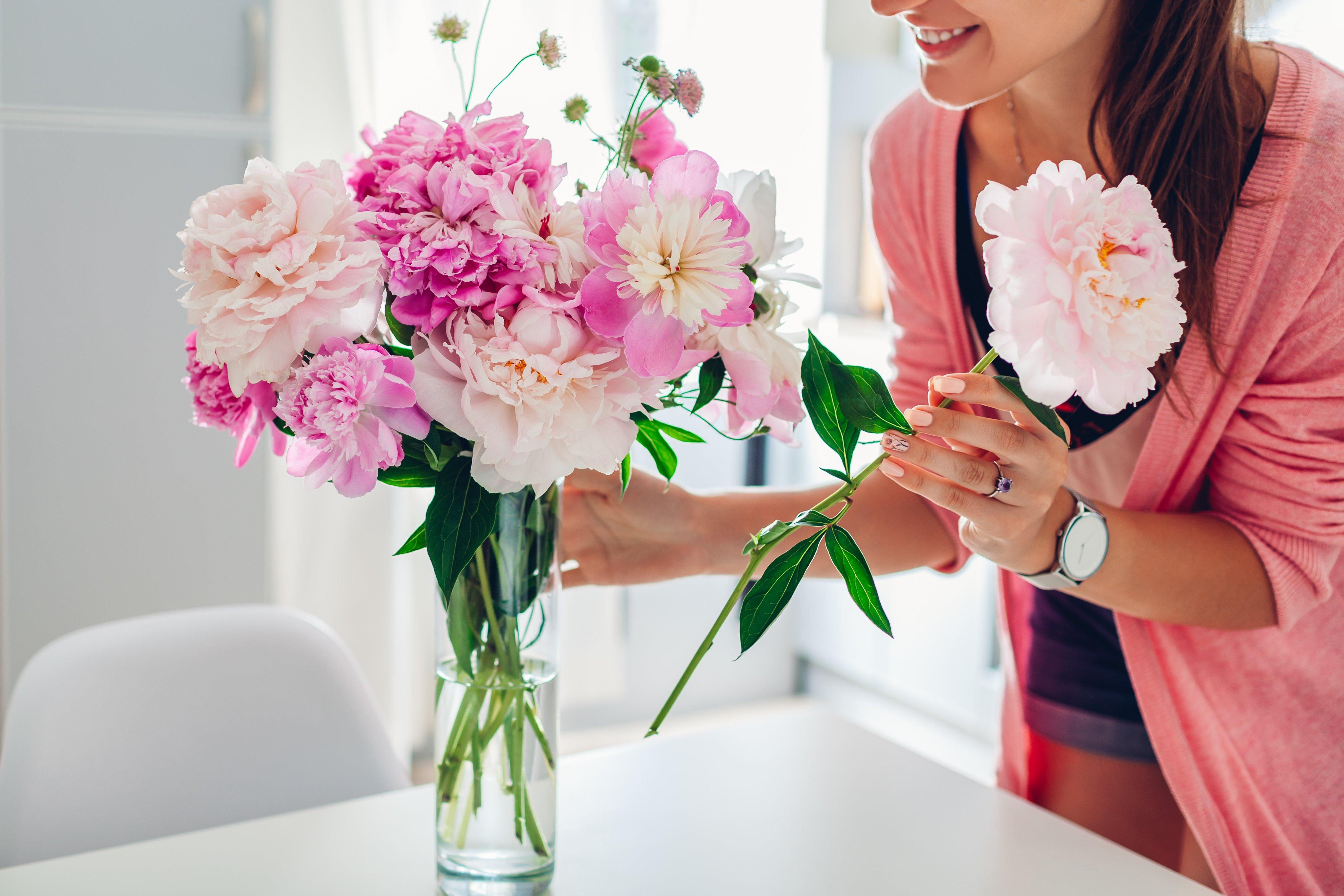 Top Tips to Keeping Flowers Fresh - An Easy Flower Care Guide | Flying  Flowers
