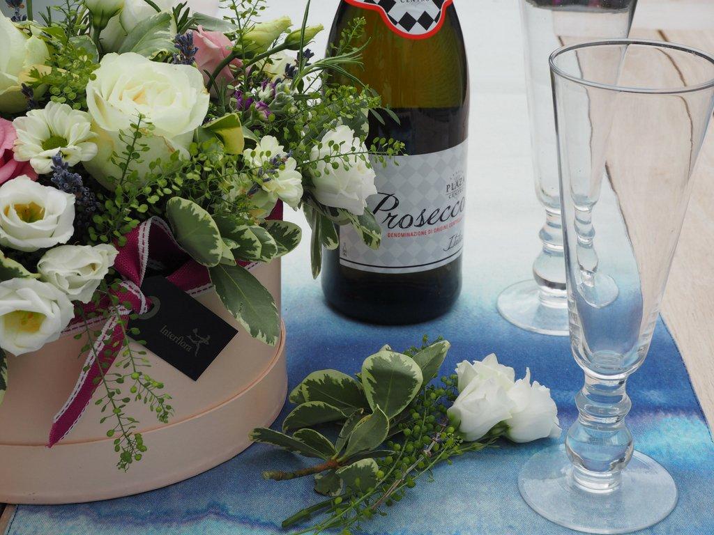 prosecco-and-interflora-hatbox-bouquet