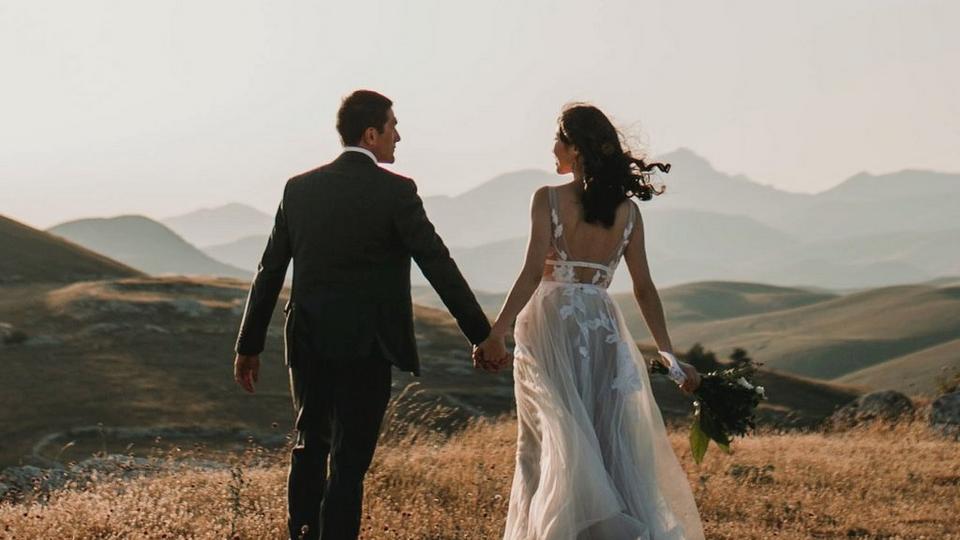 wedding-couple-holding-hands