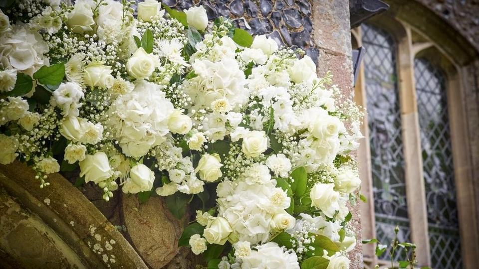 wedding_flower_arch-white-roses